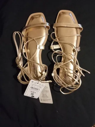 Sandalias doradas planas con cordones talla 38