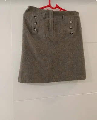 Falda gris con botones