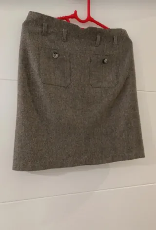 Falda gris con botones