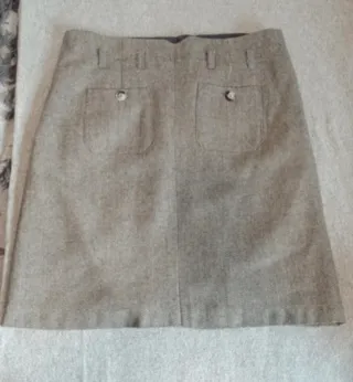 Falda gris con botones