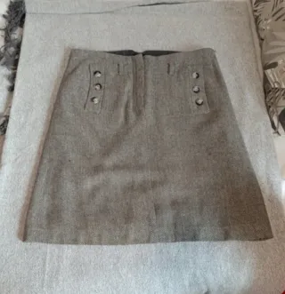 Falda gris con botones