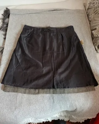 Falda gris con botones