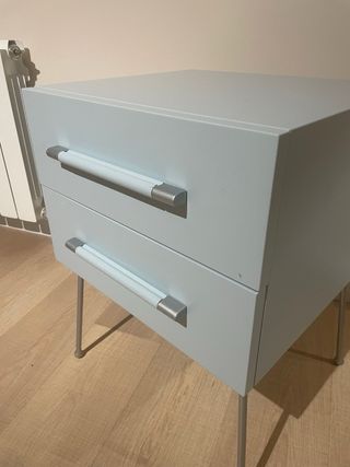 Mesita de noche azul y plata