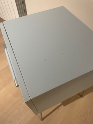 Mesita de noche azul y plata