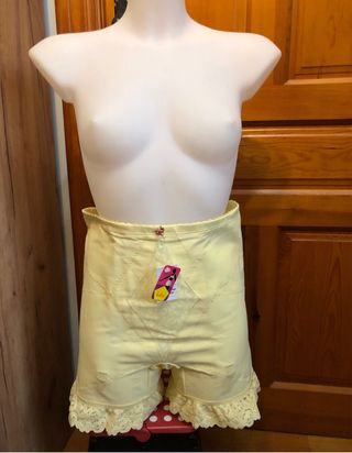 Faja vintage amarilla encaje