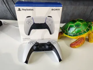 Controller PS5 migliorato con joystick magnetici TMR