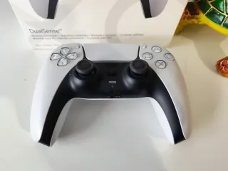 Controller PS5 migliorato con joystick magnetici TMR