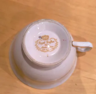 Taza de té y plato de porcelana