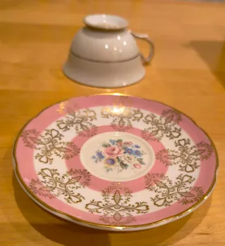 Taza de té y plato de porcelana