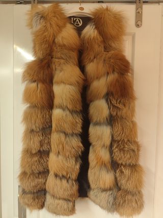 Chaleco en piel natural de zorro rojo.
