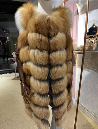 Chaleco en piel natural de zorro rojo.