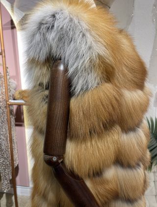 Chaleco en piel natural de zorro rojo.