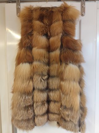 Chaleco en piel natural de zorro rojo.