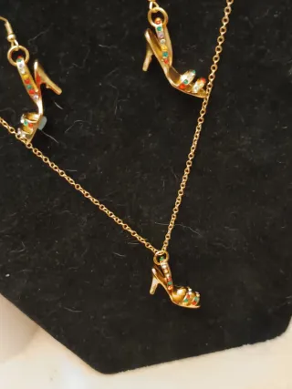 Conjunto collar y pendientes sandalia dorado