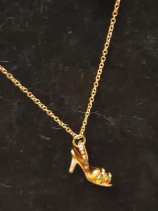 Conjunto collar y pendientes sandalia dorado