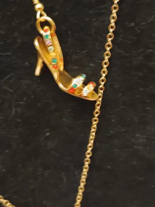 Conjunto collar y pendientes sandalia dorado