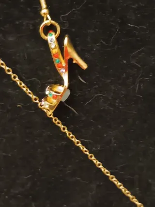 Conjunto collar y pendientes sandalia dorado