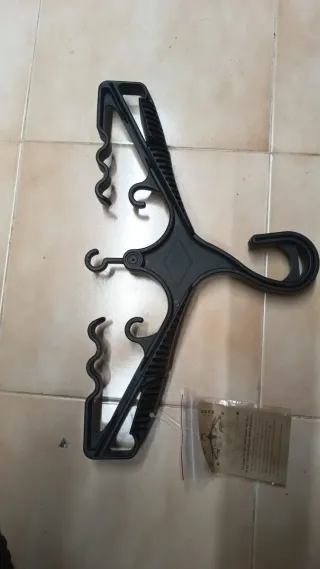 Percha Traje Buceo Negra