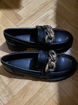 Mocasines Stradivarius negros con cadena dorada