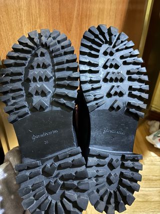 Mocasines Stradivarius negros con cadena dorada