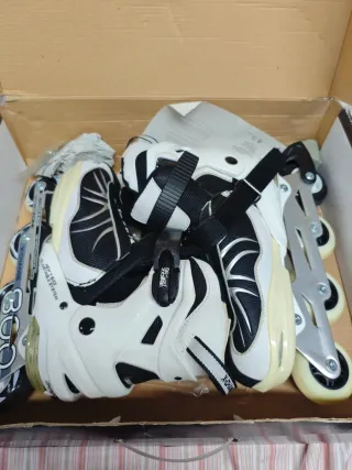 Patines en línea blancos y negros