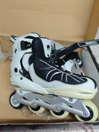 Patines en línea blancos y negros