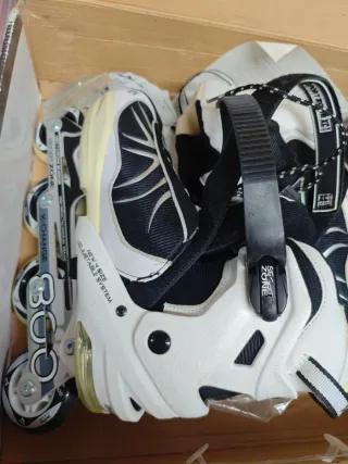 Patines en línea blancos y negros