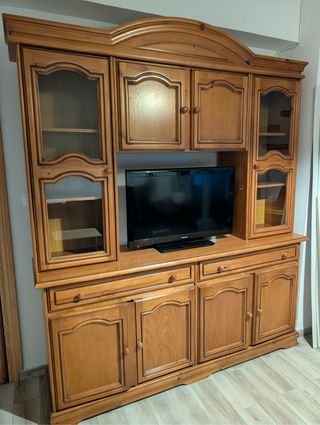 Mueble de pino con vitrinas y compartimentos
