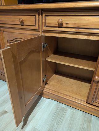 Mueble de pino con vitrinas y compartimentos