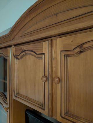 Mueble de pino con vitrinas y compartimentos