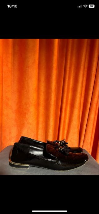 Mocassini Zara neri con nappine e dettagli oro