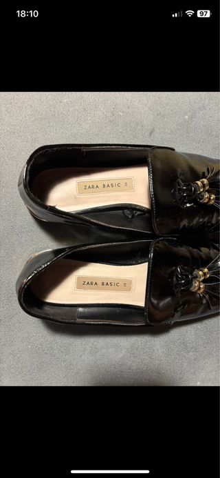 Mocassini Zara neri con nappine e dettagli oro