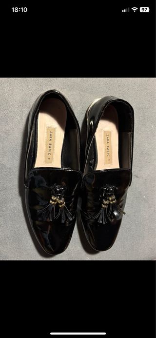 Mocassini Zara neri con nappine e dettagli oro