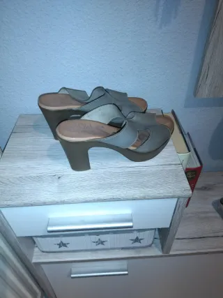 Zapatos de tacón grises y marrones