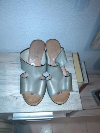 Zapatos de tacón grises y marrones