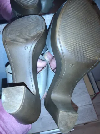 Zapatos de tacón grises y marrones