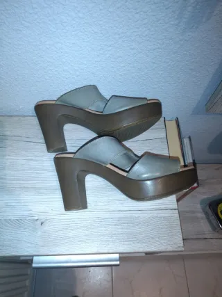 Zapatos de tacón grises y marrones