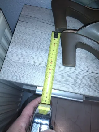 Zapatos de tacón grises y marrones