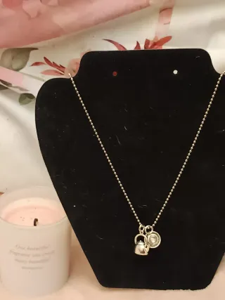 Cadena con charms de taza y cafetera