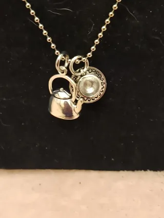 Cadena con charms de taza y cafetera