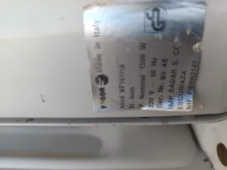 Radiador eléctrico de aceite blanco y negro