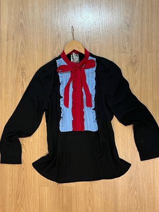 Blusa elegante con lazada y volantes