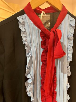 Blusa elegante con lazada y volantes