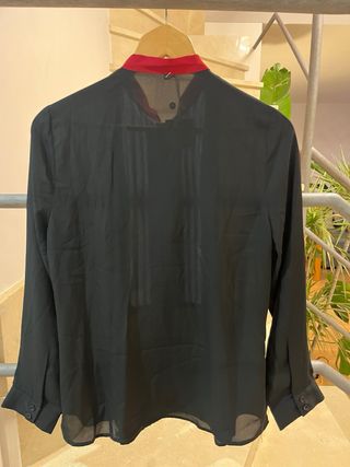 Blusa elegante con lazada y volantes