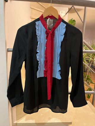 Blusa elegante con lazada y volantes