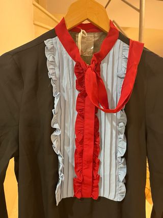 Blusa elegante con lazada y volantes