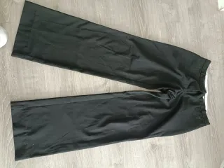 Sudadera Reebok Blanca y Pantalón Negro