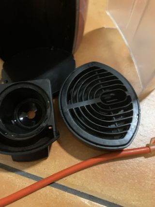 Cafetera Dolce Gusto PIERDE AGUA,PARA PIEZAS,