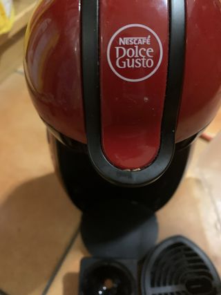 Cafetera Dolce Gusto PIERDE AGUA,PARA PIEZAS,
