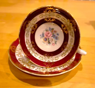 Taza de té y plato de porcelana